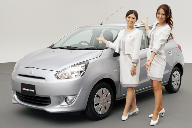 三菱 新型 ミラージュと、三菱コミュニケーションスタッフの川村 麻衣さん(左)、阿川 麻美さん(右)