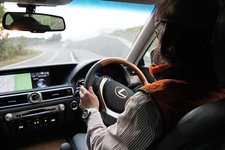 レクサス 新型GSに試乗する金子氏