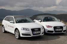 アウディの電気自動車試作車「Audi A3 e-tron」(左)と、「Audi A1 e-tron」[レンジエクステンダーEV](右)