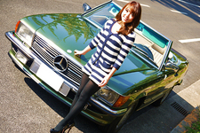 戸田早苗さんと愛車のメルセデス・ベンツ 560SL