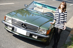 戸田早苗さんと愛車のメルセデス・ベンツ 560SL