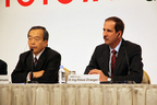 トヨタ 内山田 竹志 取締役副社長(左)とBMWグループ クラウス・ドレーガー 開発担当 上級副社長(右)