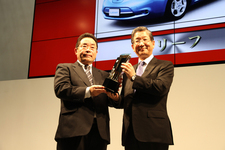 （左）鈴木俊治 2011-2012 日本カー・オブ・ザ・イヤー実行委員長／（右）日産 志賀俊之最高執行責任者（COO）