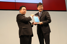 （左）鈴木俊治 2011-2012 日本カー・オブ・ザ・イヤー実行委員長／（右）日産自動車 渡部英朗執行役員