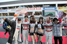 [NISMO FESTIVA2011シーズン、SUPER GTシリーズにおいて、チーム部門とドライバー部門でシリーズチャンピオンを獲得した柳田 真孝選手(左中央)とロニー・クインタレッリ選手(中央右)
