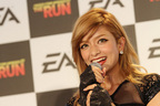 「ニード フォー スピード ザ ラン」発売記念イベントのスペシャルゲストとして登場したローラさん