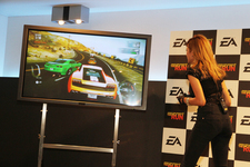 「ニード フォー スピード ザ ラン」発売記念イベントのスペシャルゲストとして登場したローラさん