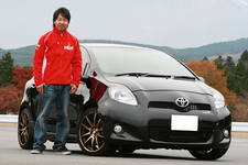 石井一也選手と愛車のヴィッツ RS