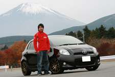 石井一也選手と愛車のヴィッツ RS