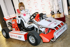 レーシングカート「X-Kart 50」LGスペシャルモデルと南明奈