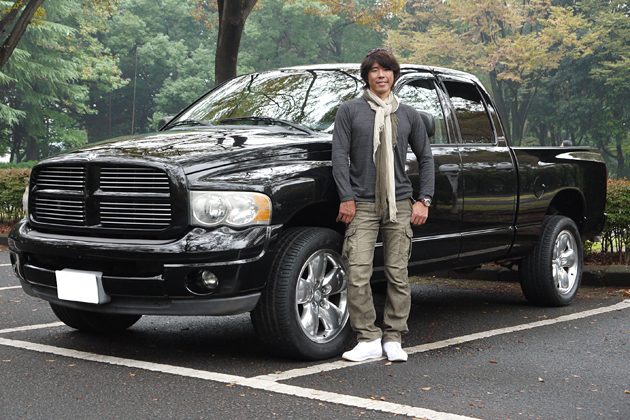 三橋淳選手と愛車のダッジ・ラム
