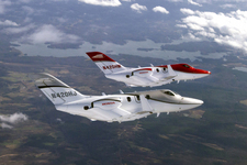 HondaJet量産型初号機（シルバーの機体）と3号機（赤い機体）の飛行の様子