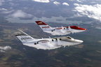 HondaJet量産型初号機（シルバーの機体）と3号機（赤い機体）の飛行の様子