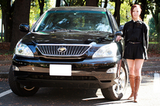 石井美帆さんと愛車のトヨタ ハリアー