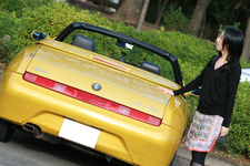 吉岡いずみさんと愛車のアルファ スパイダー