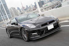 首都高を疾走するGT-R！