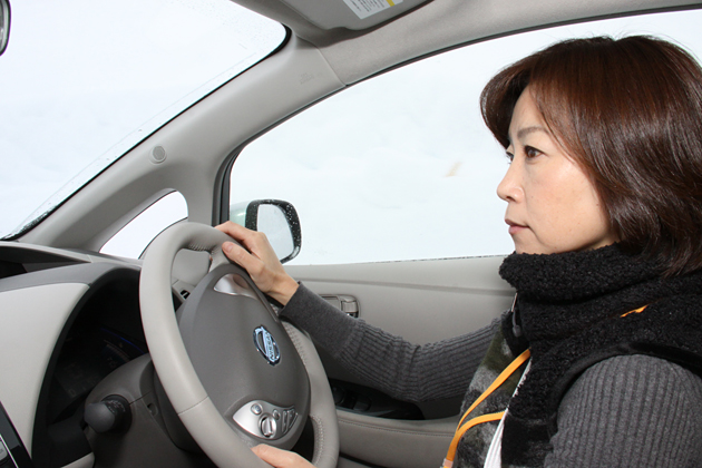 雪上で日産 リーフを試乗する飯田裕子さん