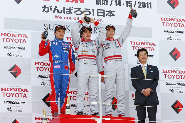 表彰台に登る千代勝正選手(中央)