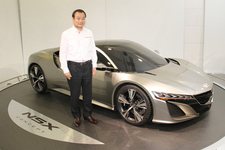 日本で初披露された「ホンダ NSX コンセプト」とホンダの取締役社長 伊東孝紳氏