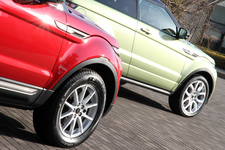 レンジローバー イヴォーク 17インチホイール(手前)と20インチホイール(奥)