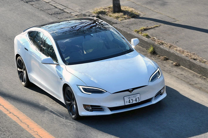 ボディサイズは全長4970mmx全幅1964mmx全高1445mmとモデルSは、かなり大柄なボディ