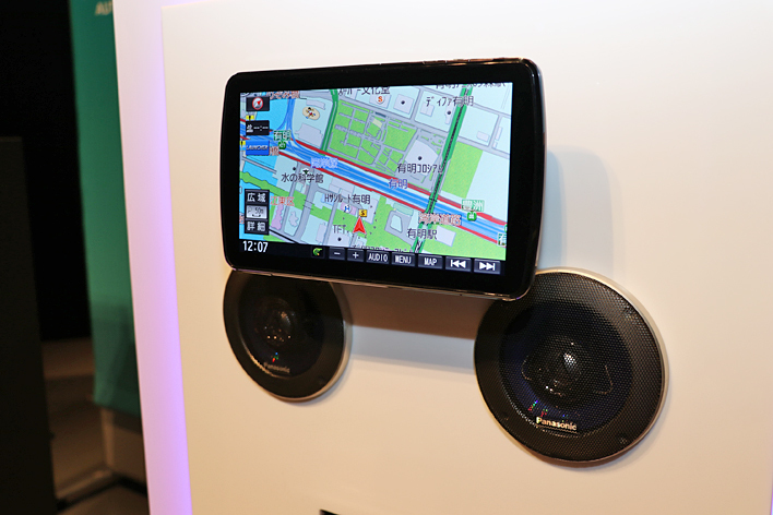 パナソニック、見やすい角度に調整可能な9型大画面カーナビ、新型