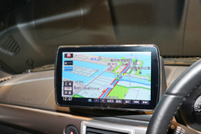 パナソニック、見やすい角度に調整可能な9型大画面カーナビ、新型