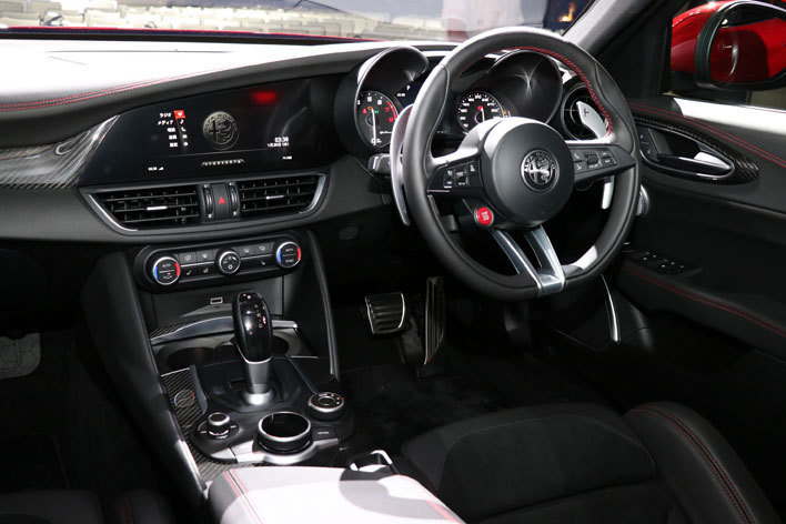 アルファロメオ ジュリア　運転席・コックピット周り