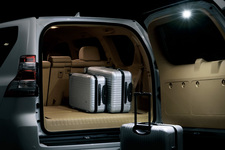 新型ランドクルーザープラド（ラゲージLED）