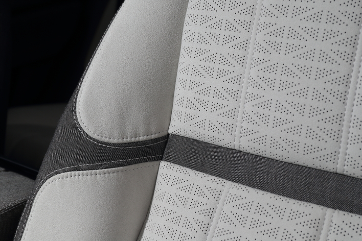 これがデンマーク「Kvadrat」社製テキスタイルを用いたシート。英国国旗がパンチング加工された背もたれがオシャレです