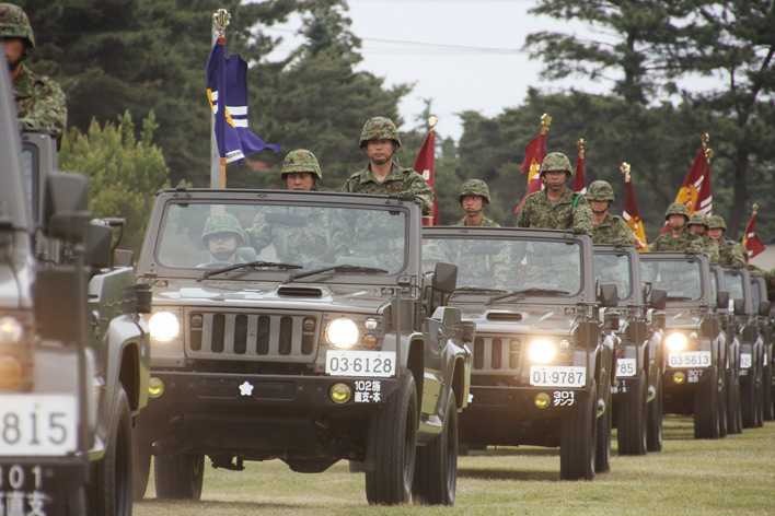 防衛省提供　73式小型トラック(通称パジェロ)　古河・古河駐屯地創立59周年及び第１施設団創隊52周年記念行事256.2　観覧行進に移行する各部隊指揮官