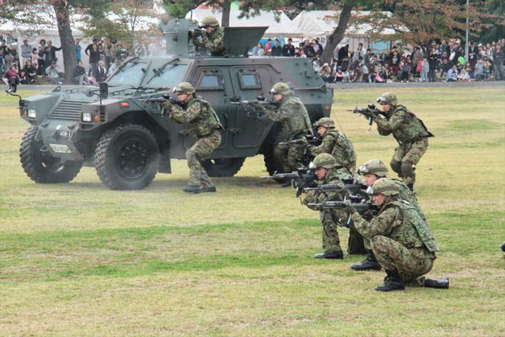 軽装甲機動車(LAV) 小倉駐屯地創立58周年記念行事・訓練展示01 防衛省提供　