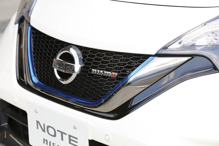 日産ノート e-POWER NISMO：Vモーショングリル