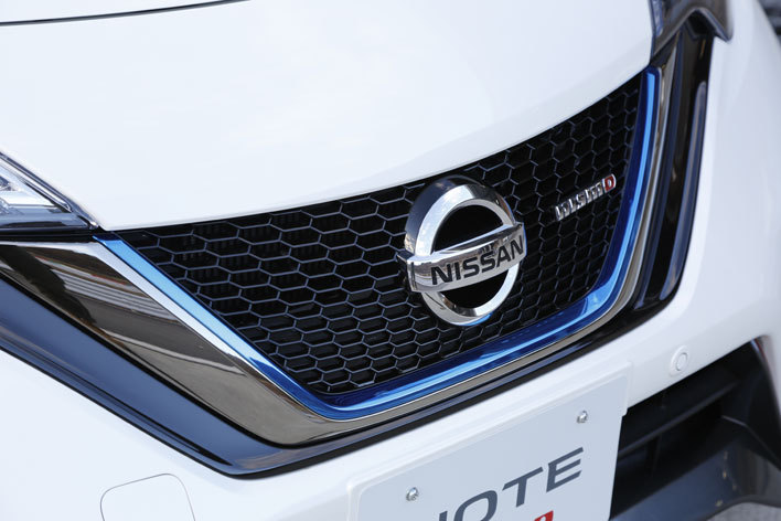 日産ノート e-POWER NISMO：Vモーショングリル