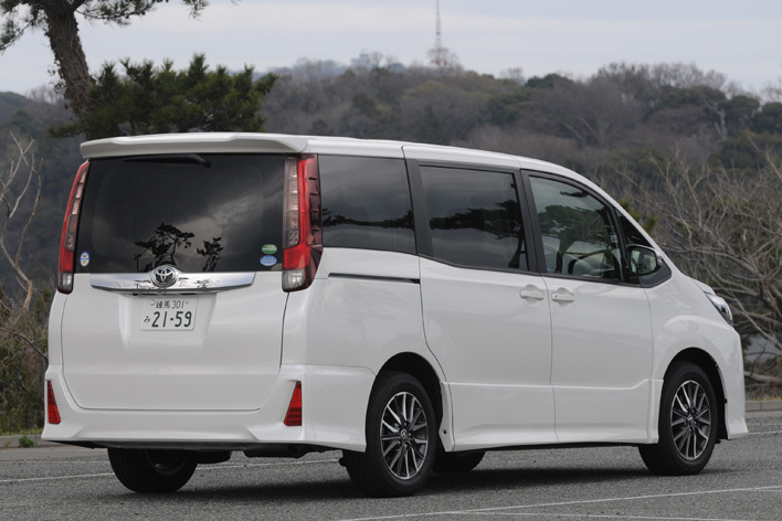 トヨタ 先代型ノア Si ガソリンモデル（2014年3月撮影）