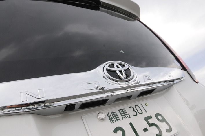 トヨタ 先代型ノア Si ガソリンモデル（2014年3月撮影）