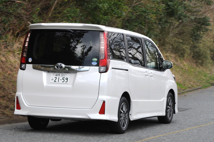 トヨタ 先代型ノア Si ガソリンモデル（2014年3月撮影）