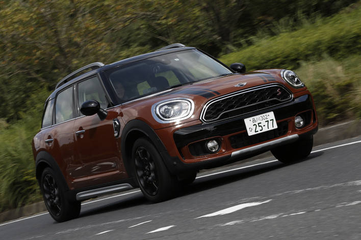 Mini 新型クロスオーバー 試乗 ミニらしさを残しつつ 見た目も走りも進化して高い実力を備えるクロスオーバーsuv 1 2 徹底検証 17年 新型車種ー試乗レポート Mota