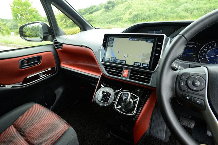 トヨタ 新型ヴォクシー ハイブリッド（2017年7月マイナーチェンジ）