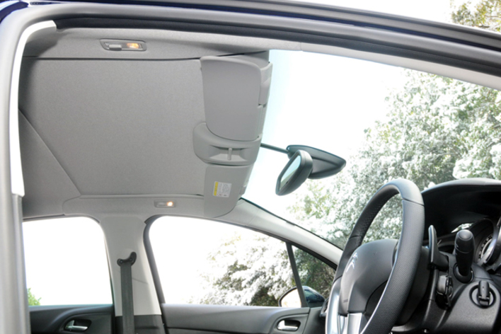 旧型(2代目) シトロエン C3の”ゼニスウィンドウ”(ルーフを閉じた状態)