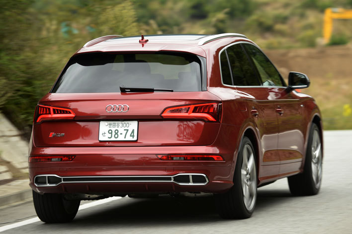 アウディ SQ5 走行中イメージ