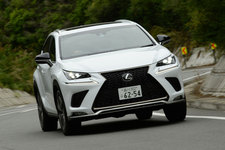 レクサス　NX　走行中イメージ