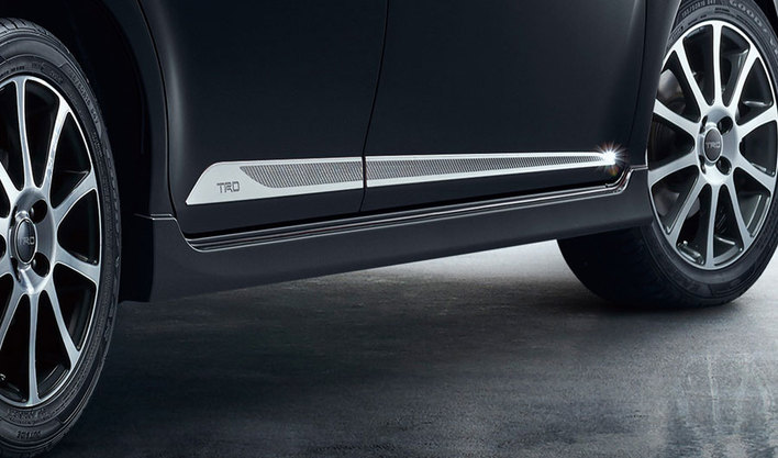 トヨタ　カローラフィールダー（TRDパーツ）