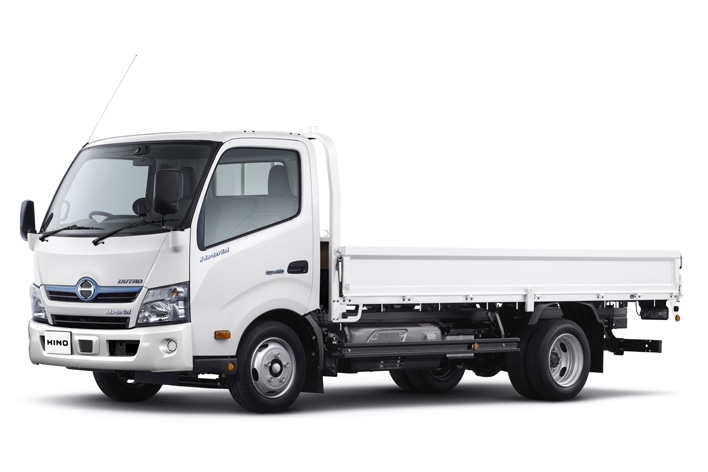 日野、デュトロ ハイブリッド ワイドキャブ車に6AMT採用で燃費が大幅