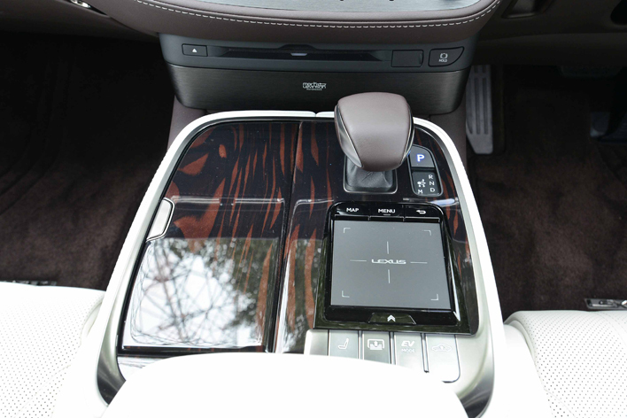 レクサス新型LS500h version L インテリアカラー：ホワイト