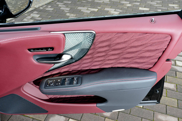 レクサス新型 LS500h EXECUTIVE  インテリアカラー：クリムゾン＆ブラック