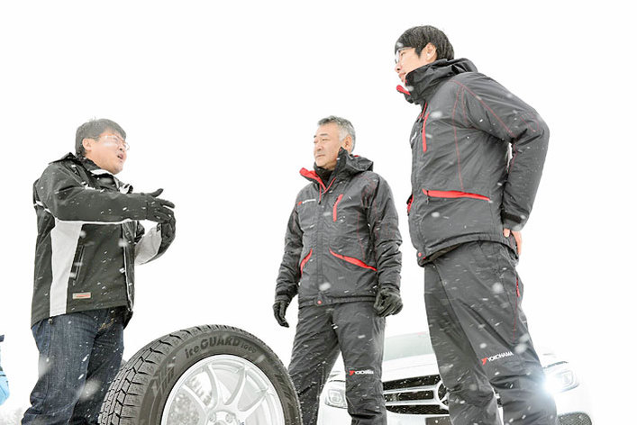 （左から）自動車研究家の山本シンヤ氏／横浜ゴム株式会社 タイヤ第二材料部 尾ノ井秀一氏／横浜ゴム株式会社 タイヤ第一設計部 温品良介氏