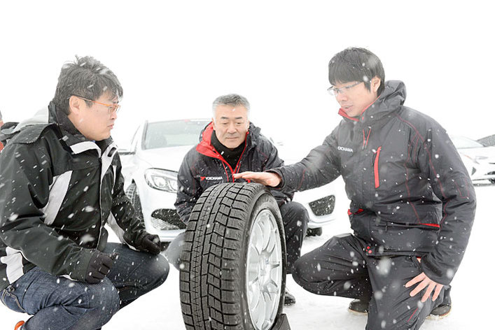 （左から）自動車研究家の山本シンヤ氏／横浜ゴム株式会社 タイヤ第二材料部 尾ノ井秀一氏／横浜ゴム株式会社 タイヤ第一設計部 温品良介氏