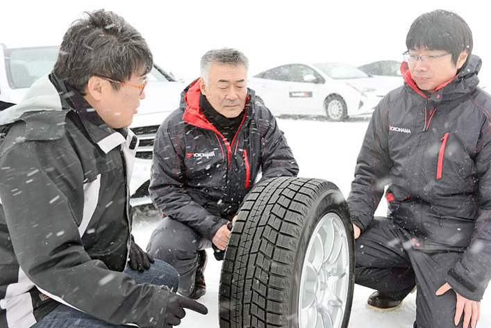 （左から）自動車研究家の山本シンヤ氏／横浜ゴム株式会社 タイヤ第二材料部 尾ノ井秀一氏／横浜ゴム株式会社 タイヤ第一設計部 温品良介氏