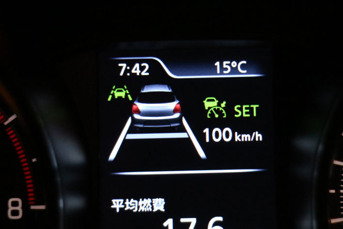 スズキ スイフトスポーツ　ACC作動中の画面